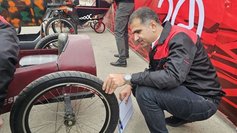 برگزاری مسابقات «هُل‌رو» به مناسبت بیست‌ سالگی آریا دیزل