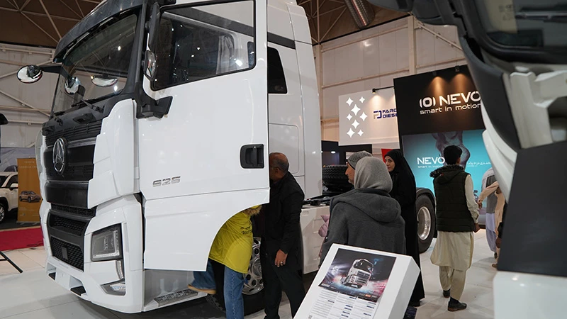 حضور فردا دیزل با کشنده‌های FD و سانی در نمایشگاه خودرو زاهدان