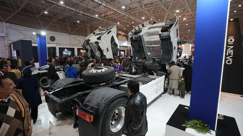 حضور فردا دیزل با کشنده‌های FD و سانی در نمایشگاه خودرو زاهدان