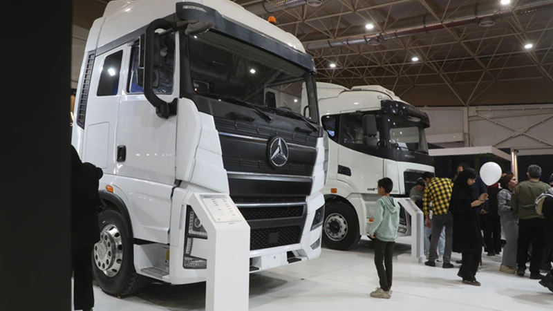 حضور فردا دیزل با کشنده‌های FD و سانی در نمایشگاه خودرو زاهدان