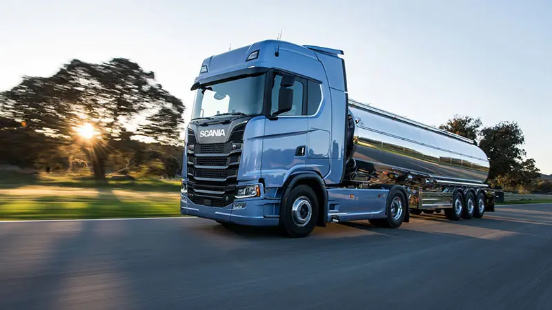 نمای کناری کامیون کشنده SCANIA S-series