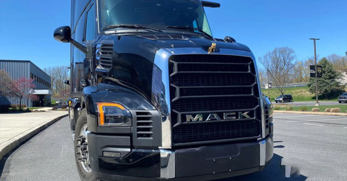 فضای داخلی ماک پایونیزخانه‌ای لوکس در دل جاده