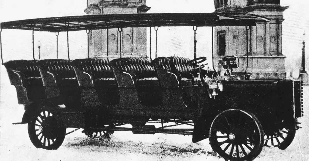 بروکلین، نیویورک، ماک متولد می‌شود