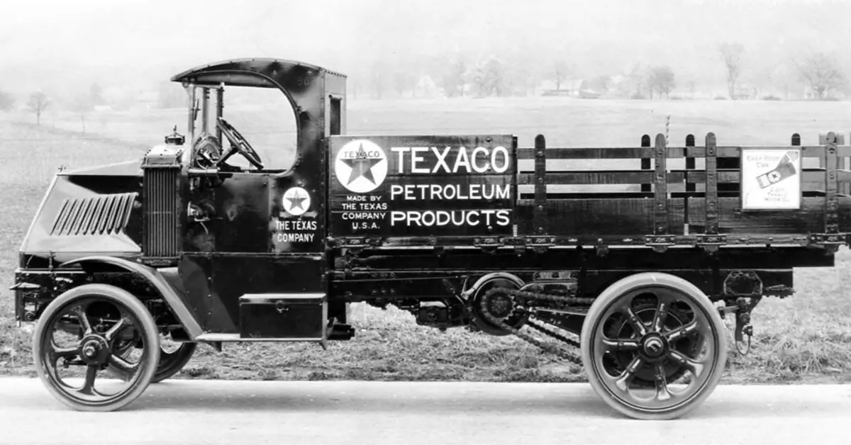 دهه‌های ۲۰ و ۳۰؛ برندینگ و افسانه نشان کاپوت