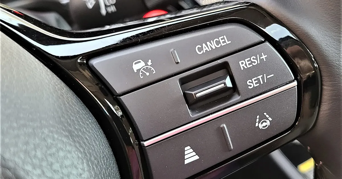 کروز کنترل چیست و عملکرد و آن چگونه است؟