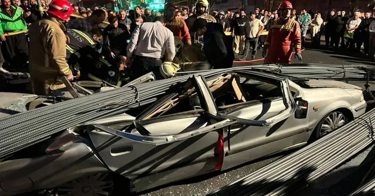 واژگونی کامیون حامل میلگرد در تهران؛ یک نفر مصدوم شد